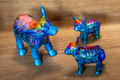 Rainbow Highland Cow Med 7.5 cm (Trade min 4 / Retail min 1)